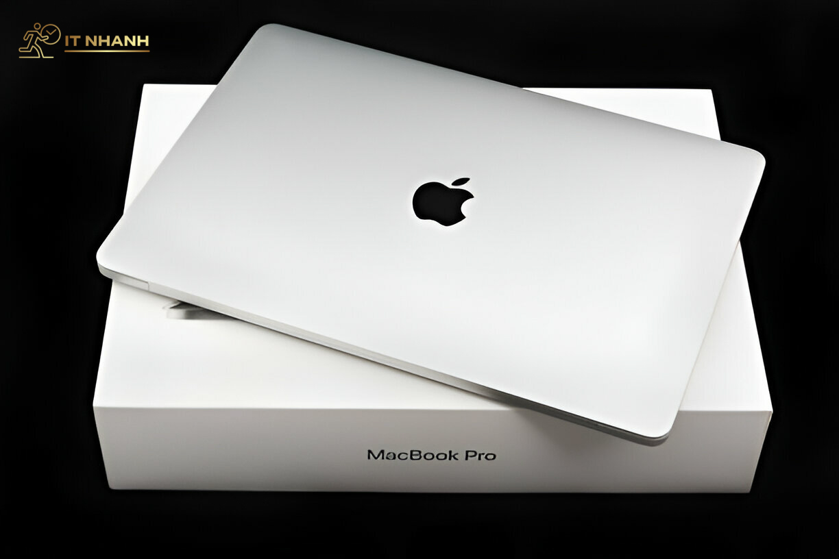 Nhân viên IT Nhanh đang thu mua Macbook tại nhà khách hàng Nhân viên IT Nhanh thu mua Macbook tại nhà khách hàng