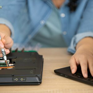 Sửa Bản Lề Laptop Quận 1 - Dịch Vụ Chuyên Nghiệp