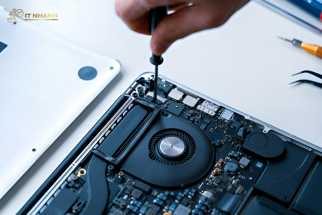 Sửa Bản Lề Laptop Tại IT Nhanh Kỹ thuật viên IT Nhanh đang sửa chữa bản lề laptop