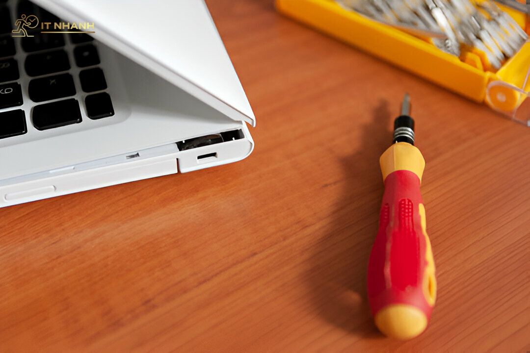 IT Nhanh - Tìm hiểu nguyên nhân hỏng bản lề Nguyên nhân hỏng bản lề laptop