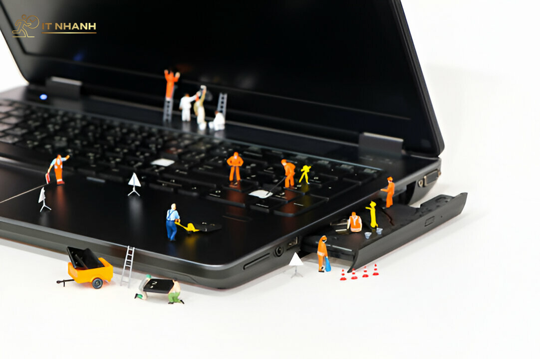 IT Nhanh - Quy trình sửa chữa chuyên nghiệp Quy trình sửa bản lề laptop tại IT Nhanh