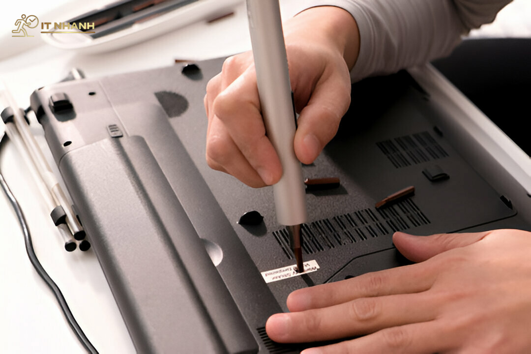 Quy trình sửa bản lề laptop chuyên nghiệp Quy trình sửa bản lề laptop chuyên nghiệp