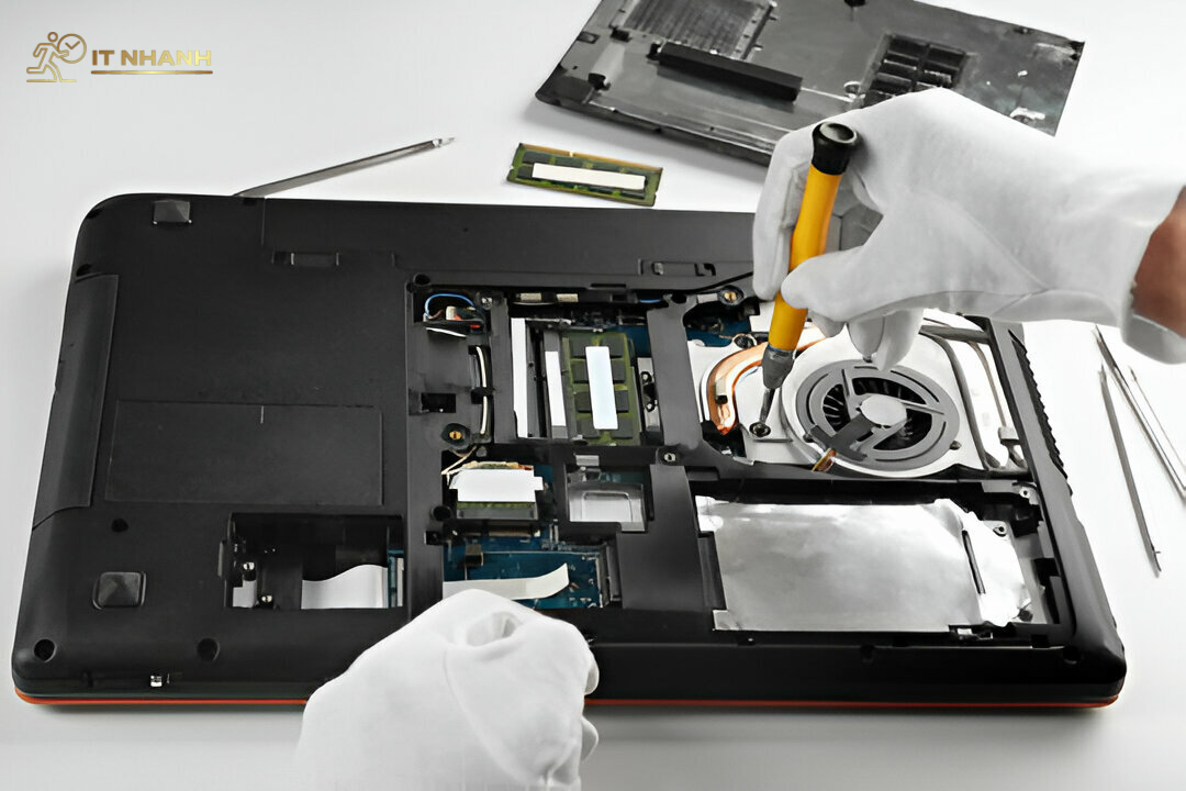 Quy trình sửa chữa bản lề laptop minh bạch Quy trình sửa chữa bản lề laptop chuyên nghiệp