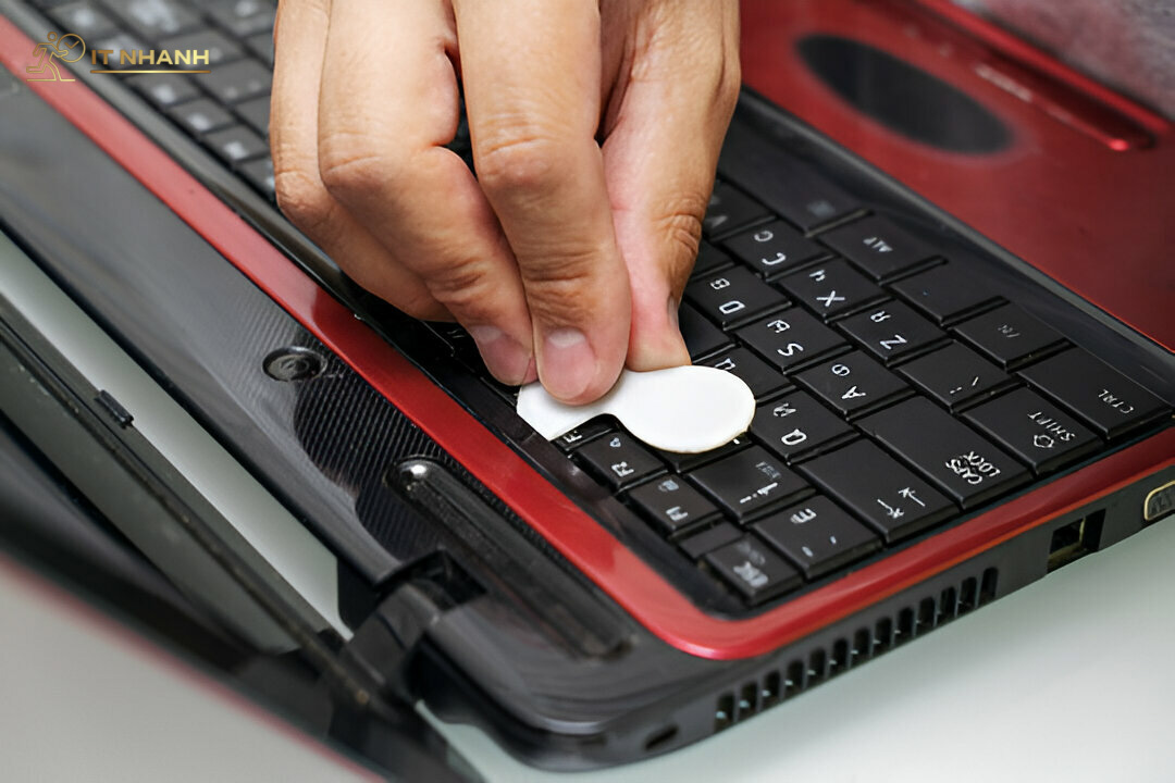 Thay Bản Lề Laptop Chuyên Nghiệp Kỹ thuật viên đang thao tác thay thế bản lề laptop