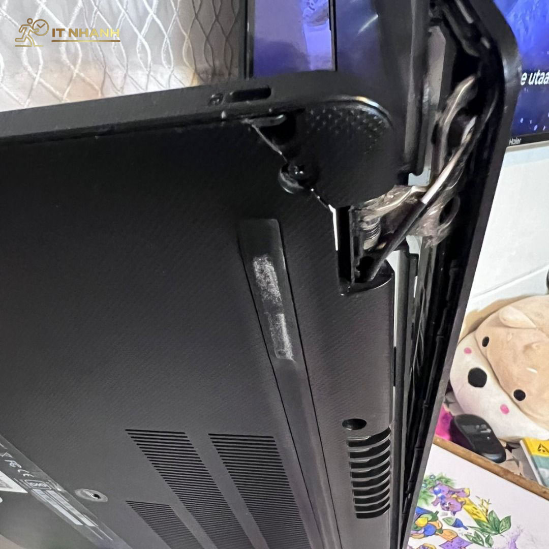 Kỹ thuật viên IT Nhanh đang thay vỏ laptop cẩn thận Kỹ thuật viên IT Nhanh đang thay vỏ laptop cẩn thận