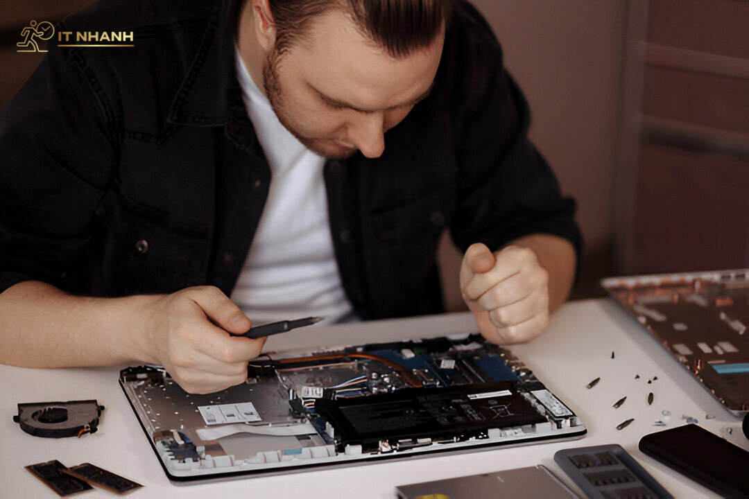 Quy Trình Nâng Cấp RAM Laptop Chuyên Nghiệp Tại IT Nhanh - Phú Giáo Quy Trình Nâng Cấp RAM Laptop Chuyên Nghiệp Tại IT Nhanh - Phú Giáo