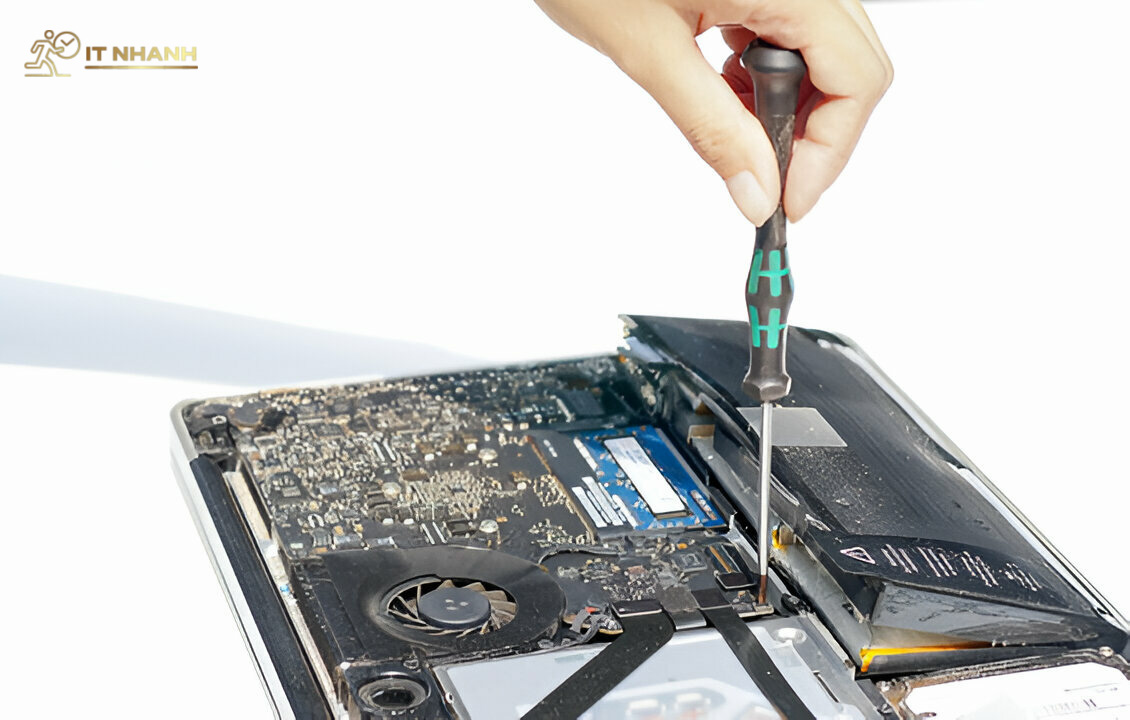 Thay pin laptop đúng quy trình Quy trình thay pin laptop tại IT Nhanh